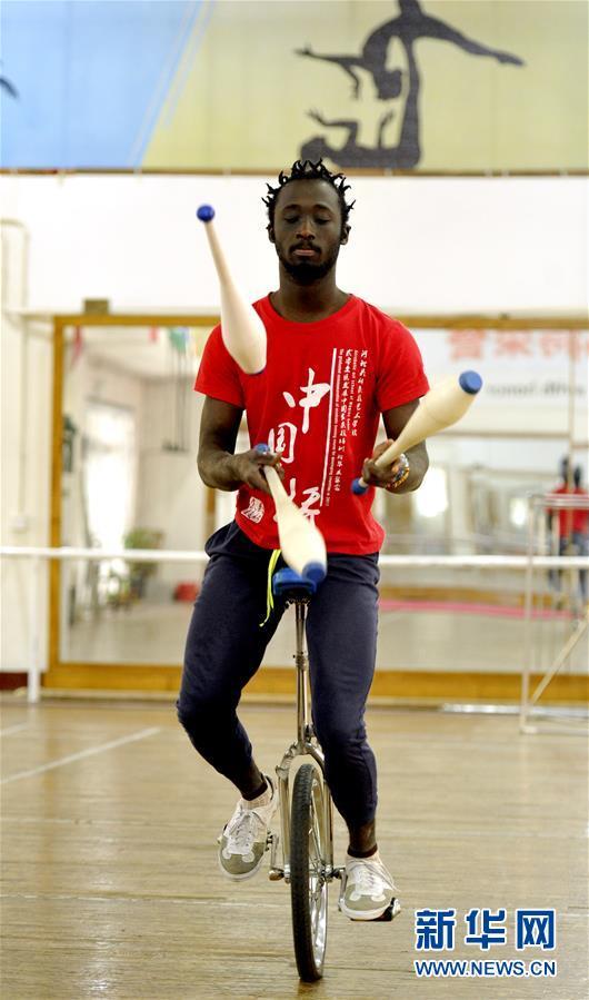 留学生在吴桥学杂技 Overseas students learn acrobatics in Cangzhou